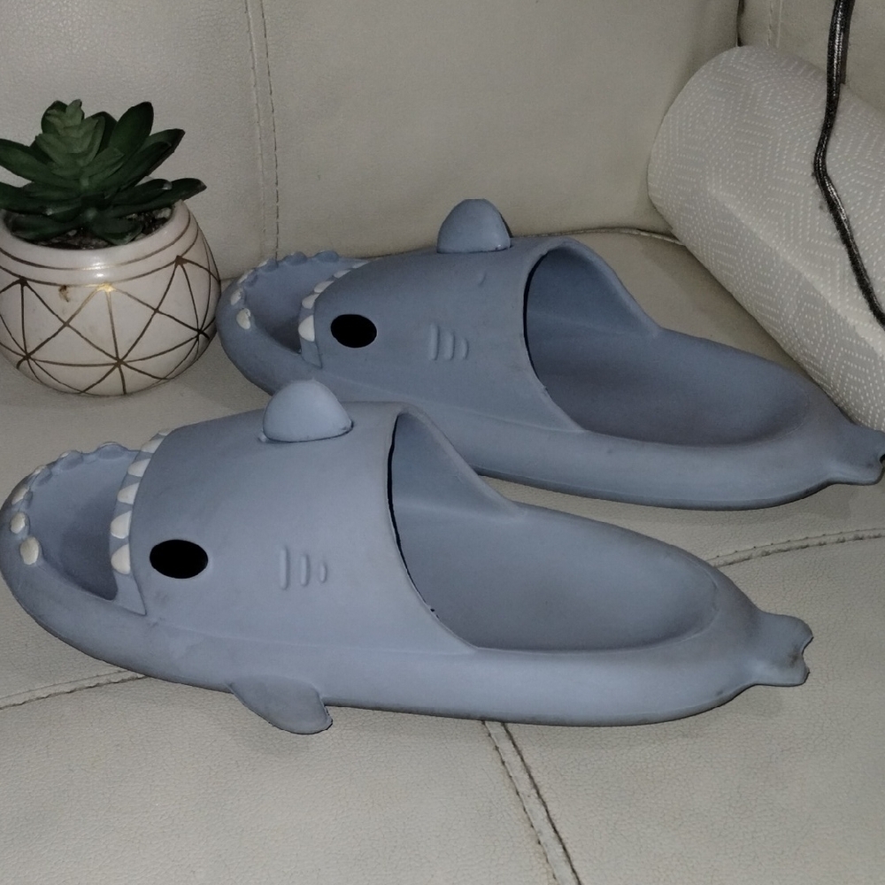 Kids Shark-Themed One Piece Slippers - Gray